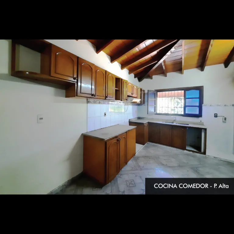 VENDO CASA de 2 PISOS con 361m2 en LAMBARÉ por Gs 980.000.000-. — foto 3