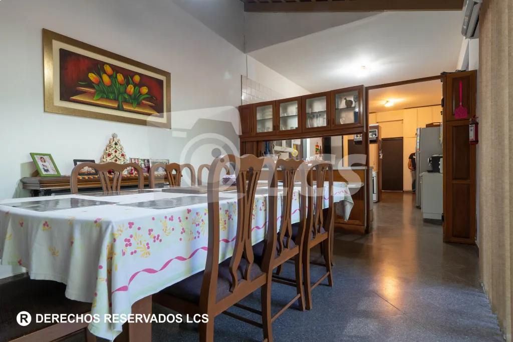 CASA DE 5 SUITE + AMPLIO PATIO. FERNANDO DE LA MORA, BARRIO VILLA OFELIA — foto 3