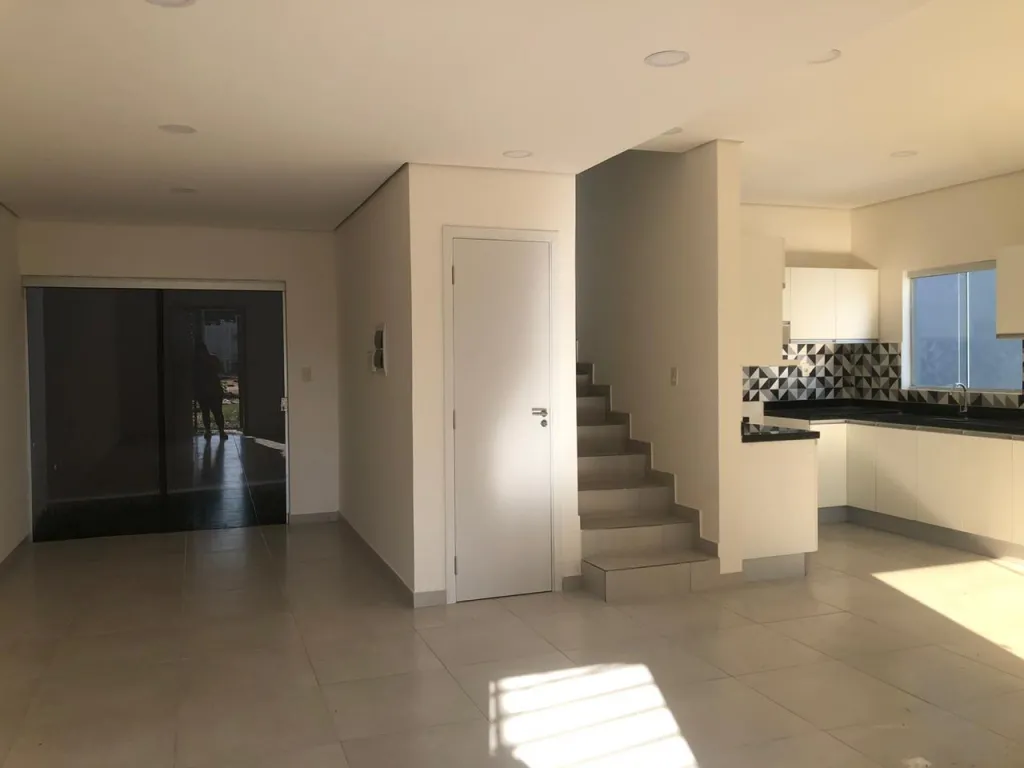 ALQUILO HERMOSO DUPLEX EN LAMBARE. ZONA DEL YACHT — foto 3