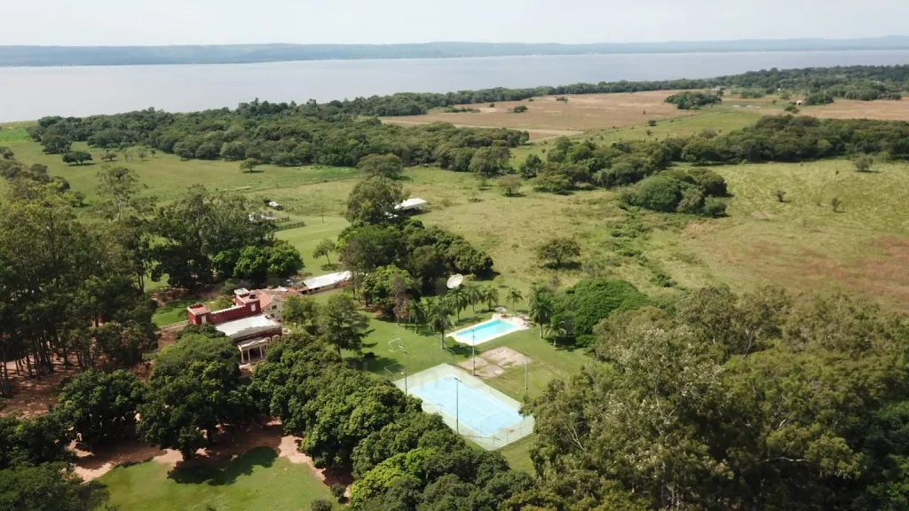 GRAN PROPIEDAD DE UBICACIÓN EXCEPCIONAL - 109has A ORILLAS DEL LAGO YPACARAI. — foto 3