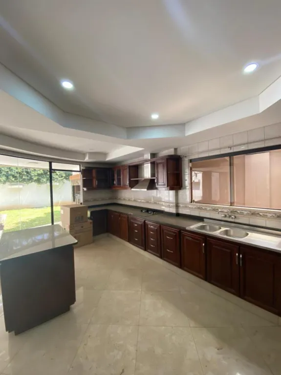 BARRIO MBURUCUYÁ: RESIDENCIA DE LUJO, 3 DORMITORIOS, JARDÍN, PISCINA 590.000 USD. — foto 3
