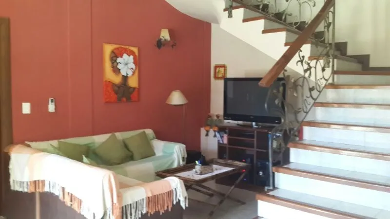 BO MBURUCUYA – CPJ: 415M2 – ELEGANTE RESIDENCIA, POSESIÓN INMEDIATA, 3 DORMITORIOS, JARDÍN — foto 2