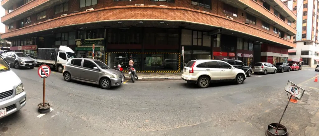 Oferta 50%!!! Locales Comerciales en Asunción Super Centro con Estacionamiento privado!!! — foto 2