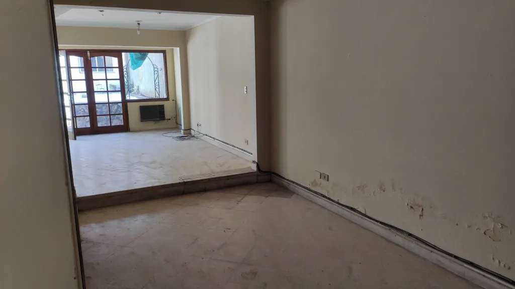 VENDO CASA DE 2 PISOS CON PILETA Y QUINCHO EN SAJONIA — foto 2