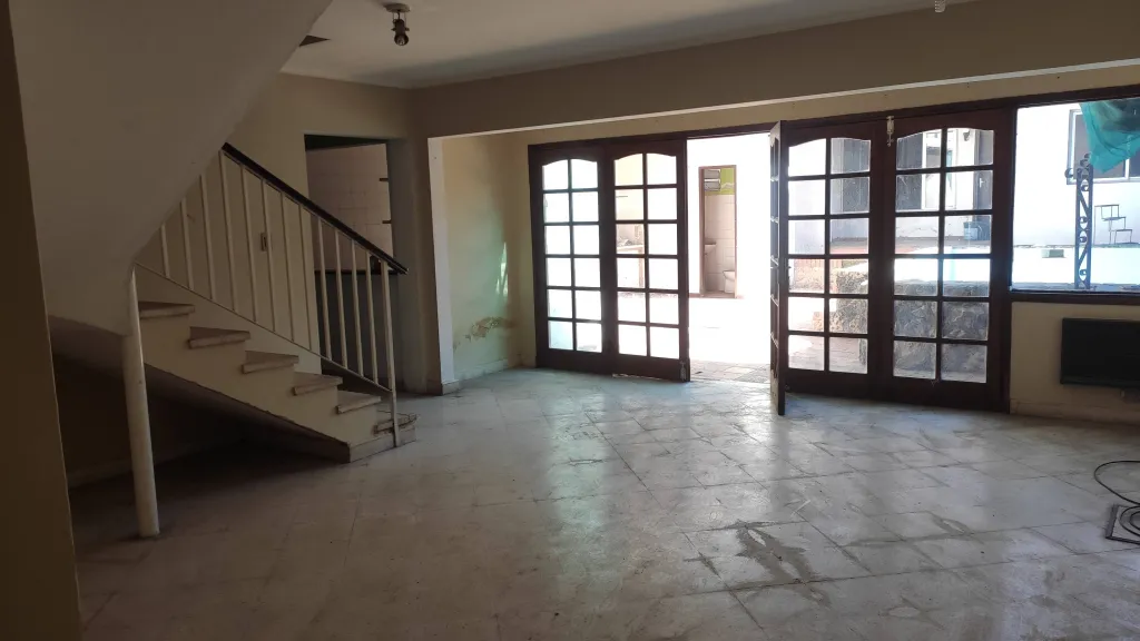 VENDO CASA DE 2 PISOS CON PILETA Y QUINCHO EN SAJONIA — foto 3