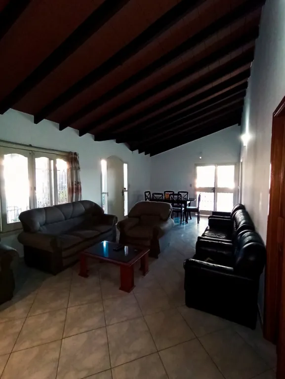 OFERTA DE VIVIENDA CON DOS LOCALES COMERCIALES — foto 2