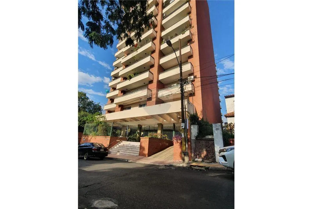 HERMOSO DPTO EN EL EDIF ITALIA, FRENTE A LA PLAZA — foto 3