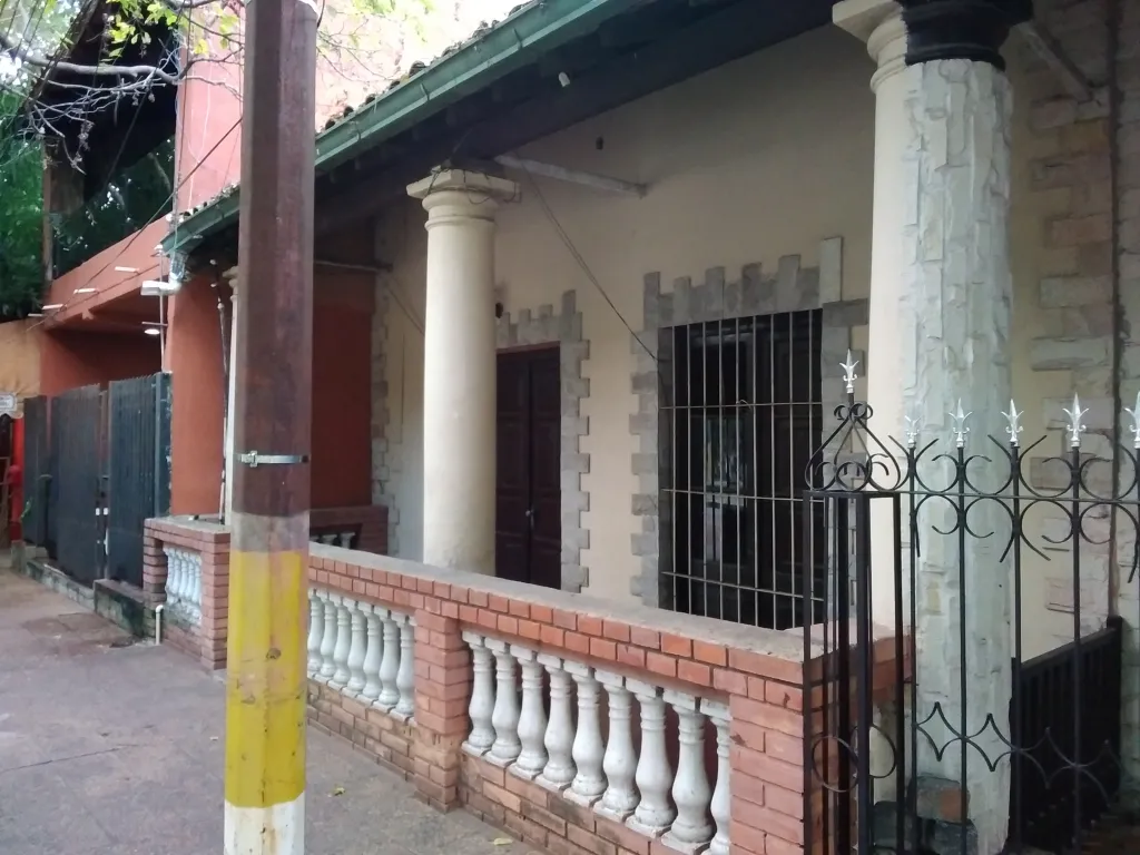 VENDO CASA AL COSTADO DE LA BASILICA DE CAACUPÈ — foto 3