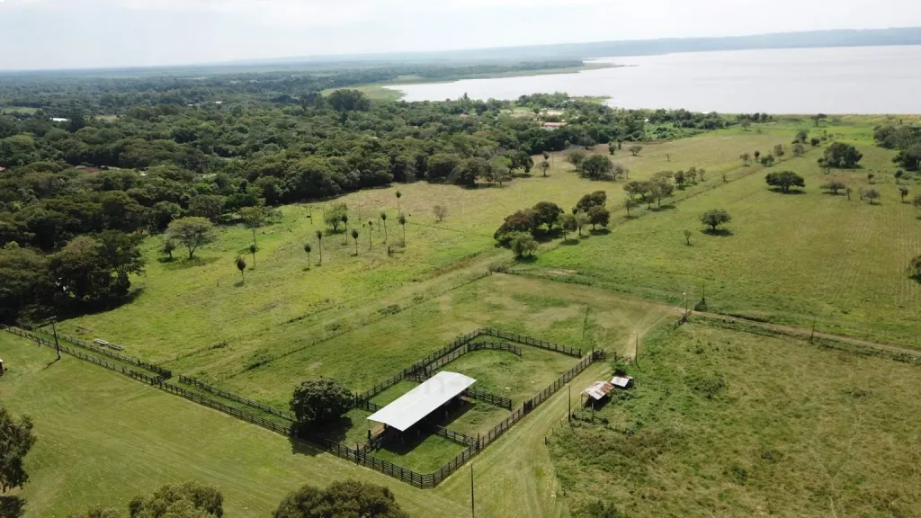 GRAN PROPIEDAD DE UBICACIÓN EXCEPCIONAL - 109has A ORILLAS DEL LAGO YPACARAI — foto 2