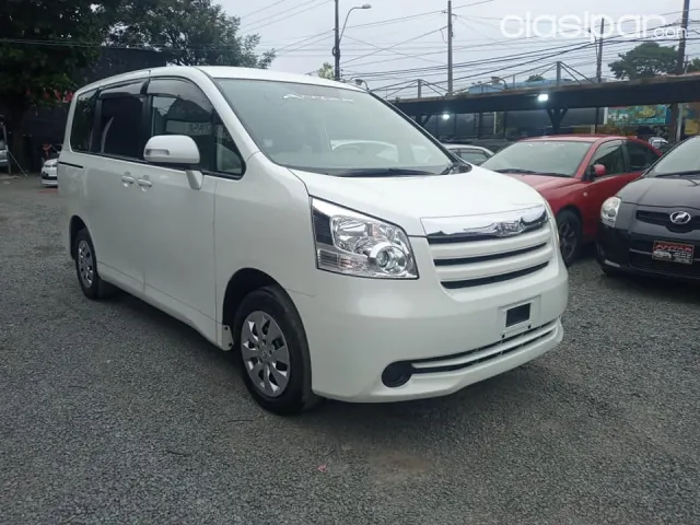 Toyota Noah 2005 - foto 2