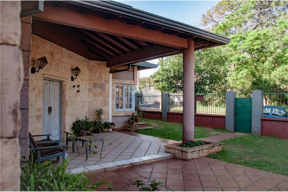 Hermosa y amplia casa detrás de la Conmebol - Luque — foto 2