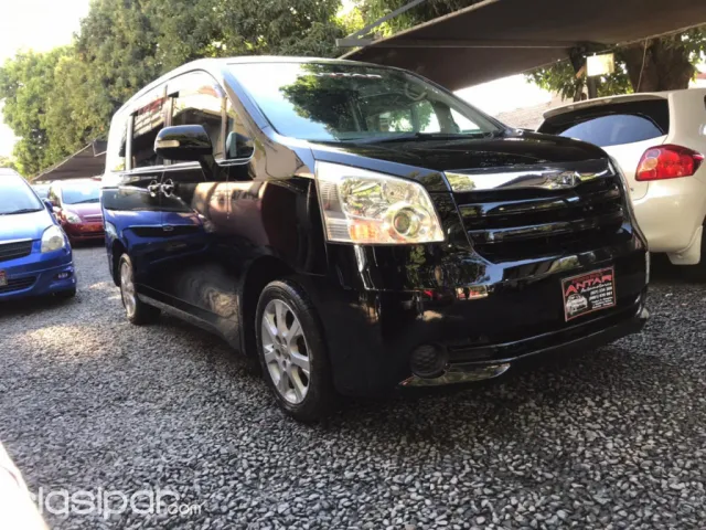 Toyota Noah 2008 - foto 2