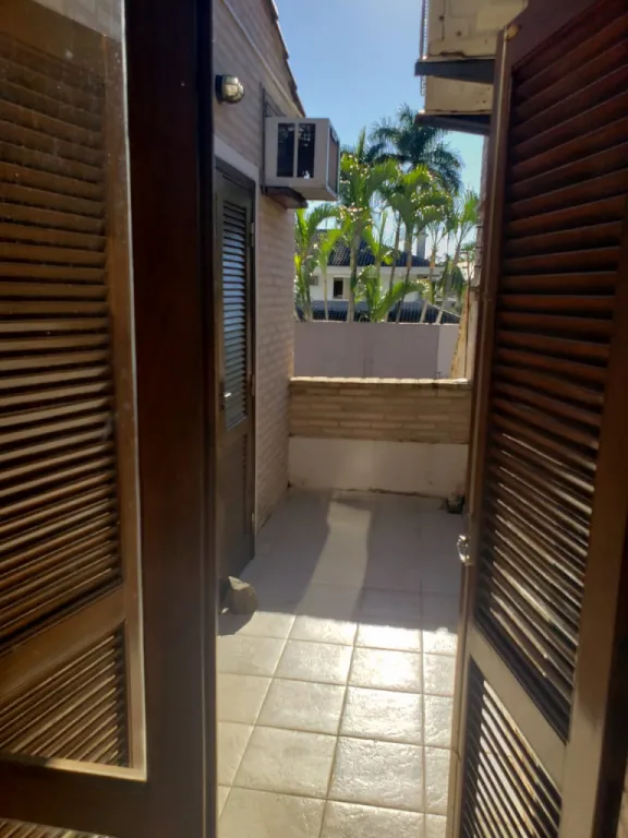 CARMELITAS: HERMOSO DUPLEX, 2 SUITES, JARDÍN, QUINCHO, PISCINA, 6.500.000 GS. — foto 2