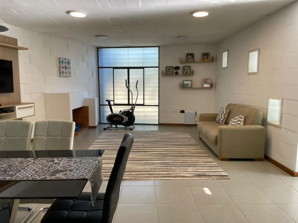 EL MANGAL (PROX. IPS): ELEGANTE RESIDENCIA, 4 DORMITORIOS, JARDÍN, 10.000.000 GS. — foto 3