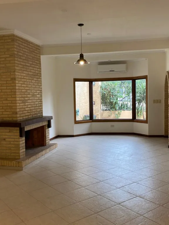 MBURUCUYA: IMPECABLE RESIDENCIA, 3 SUITES, JARDÍN, 2.000 USD. — foto 2