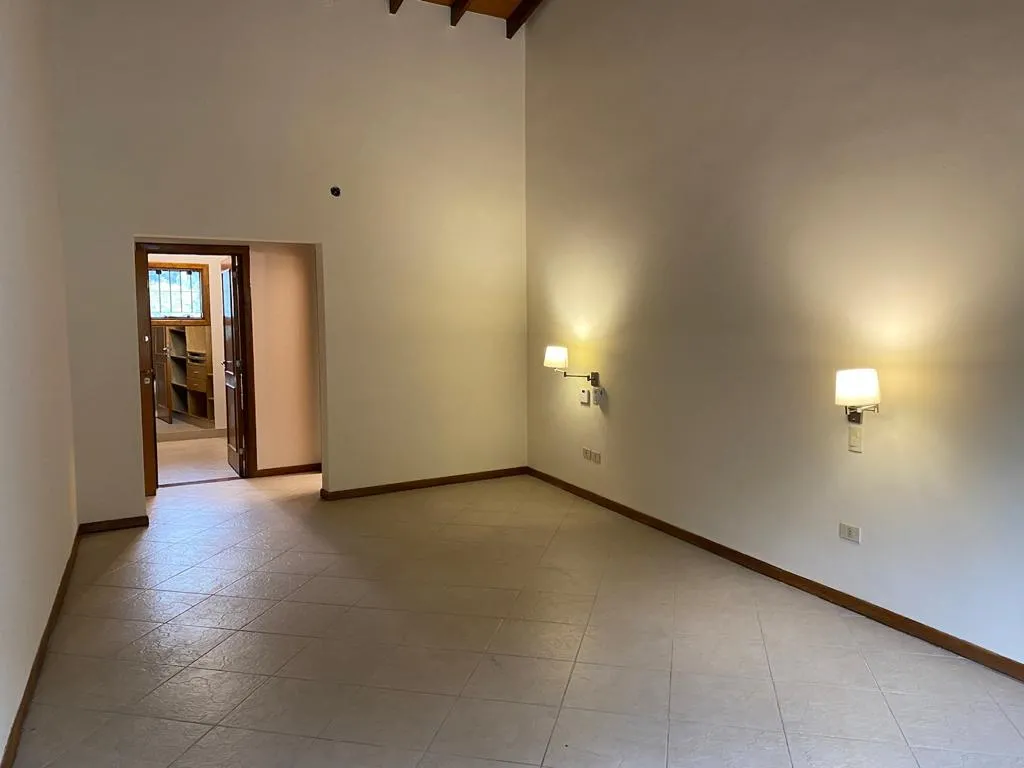 MBURUCUYA: IMPECABLE RESIDENCIA, 3 SUITES, JARDÍN, 2.000 USD. — foto 3