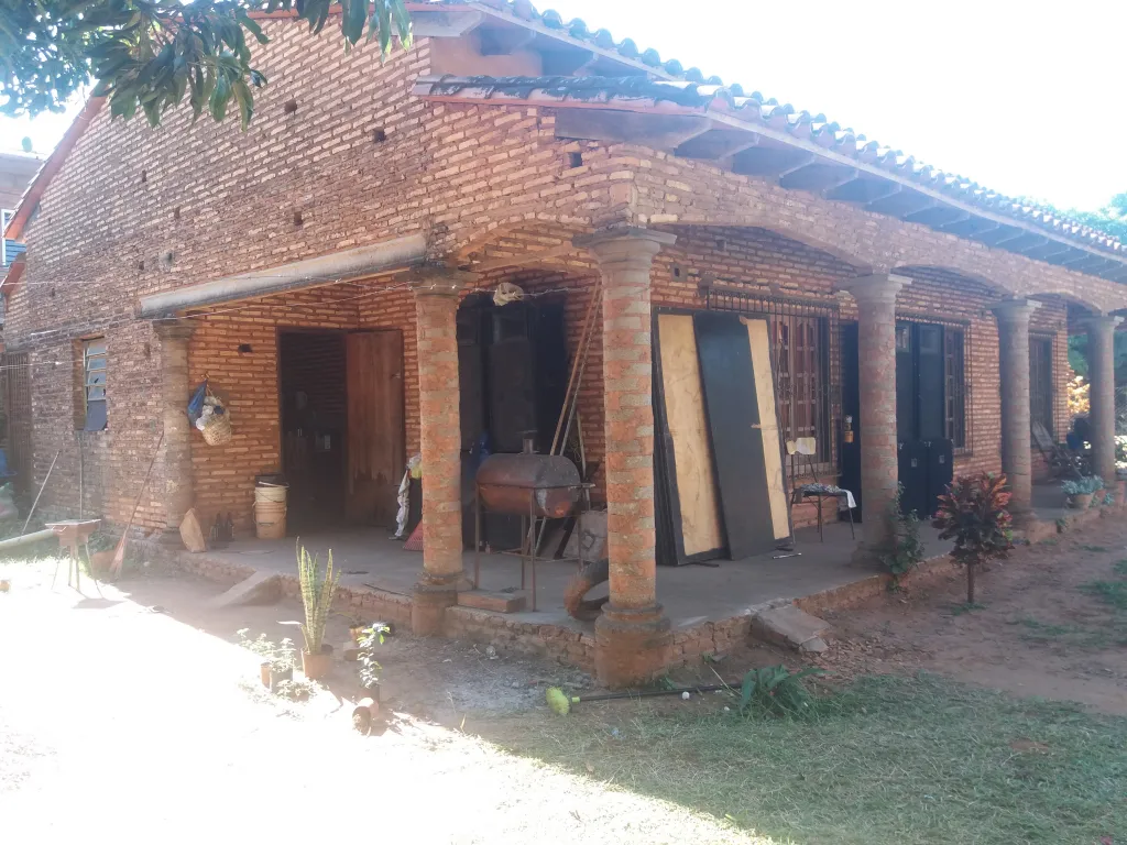 Vendo Casa en 2 Lotes en Itaugua — foto 2
