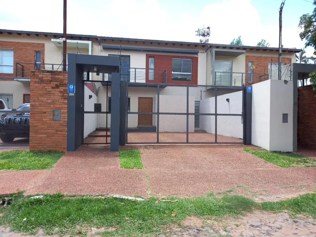 Alquiló amplio dúplex con piscina en barrio Herrera — foto 2