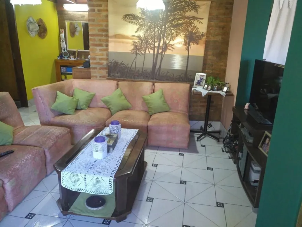 VENDO AMPLIA CASA A PASOS DEL CENTRO DE YPACARAÍ — foto 3