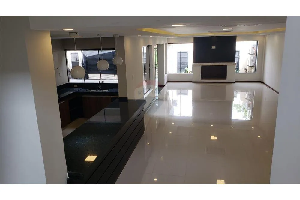 LUJOSA RESIDENCIA EN ENCARNACIÓN — foto 3