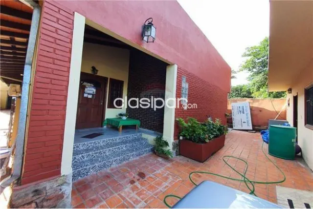 En Venta! Casa con 2 Salones Comerciales al frente — foto 2