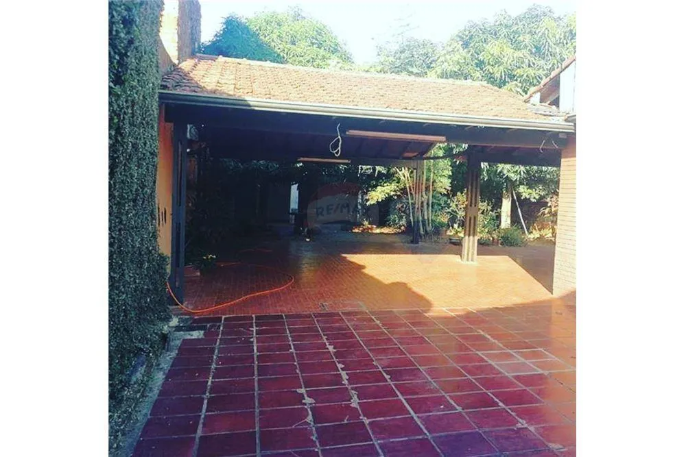 VENDO RESIDENCIA A PASOS DE SANTA TERESA - ASUNCIÓN — foto 3