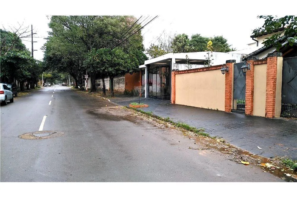 VENDO AMPLIO TERRENO CON RESIDENCIA EN YCUA SATI - ASUNCIÓN — foto 3