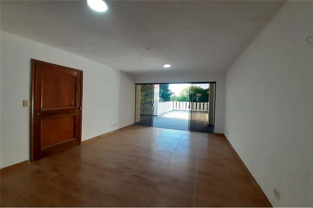 SE ALQUILA IMPONENTE Y AMPLIA RESIDENCIA DE 5 NIVELES EN BARRIO MBURICAO — foto 3