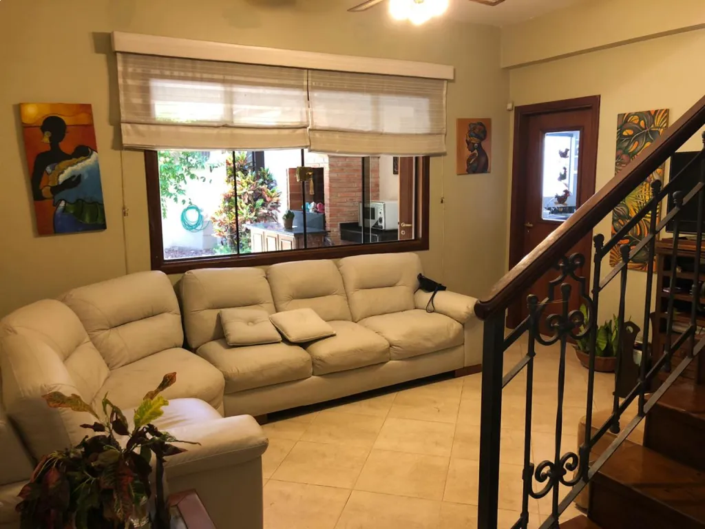 VENDO CASA DE 3 DORMITORIOS EN SUITE EN BARRIO MBURUCUYA — foto 2