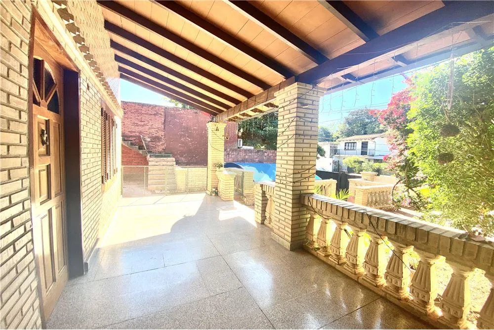 Amplia Casa con EXCELENTE UBICACIÓN — foto 3