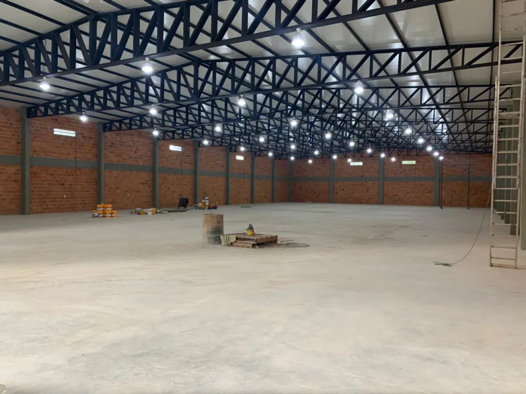 LUQUE – LIMPIO: 1.250M2, DEPOSITOS + OFICINAS (A ESTRENAR) + PARKING – 30.000.000 GS. — foto 3
