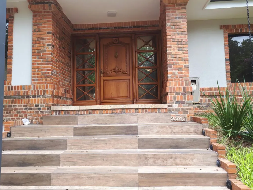 MANORÁ – COL. AMERICANO: ELEGANTE RESIDENCIA, 5 DORMIT, GRAN JARDÍN, PISCINA, 1.350.000USD — foto 2