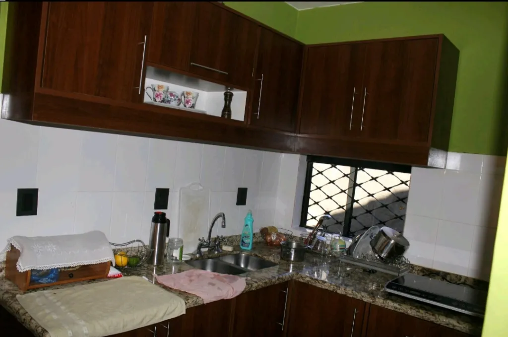 AMPLIA VIVIENDA - CASA DE 2 PISOS — foto 3