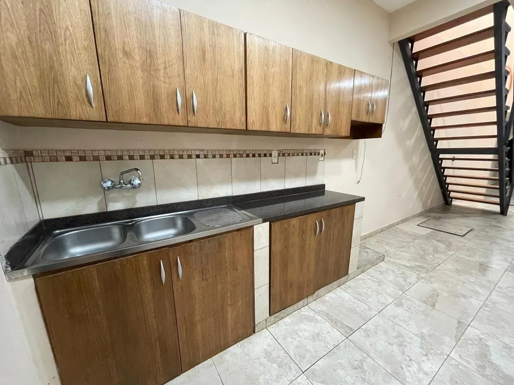 VENDO HERMOSO DUPLEX DE UNA PLANTA EN LAMBARE. ZONA PARQUE PERON. — foto 2