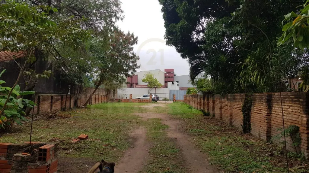Terreno en Santisima Trinidad, a dos cuadras de Artigas, salida a dos calles. — foto 2