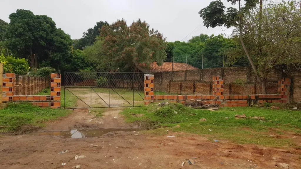 Terreno en Santisima Trinidad, a dos cuadras de Artigas, salida a dos calles. — foto 3