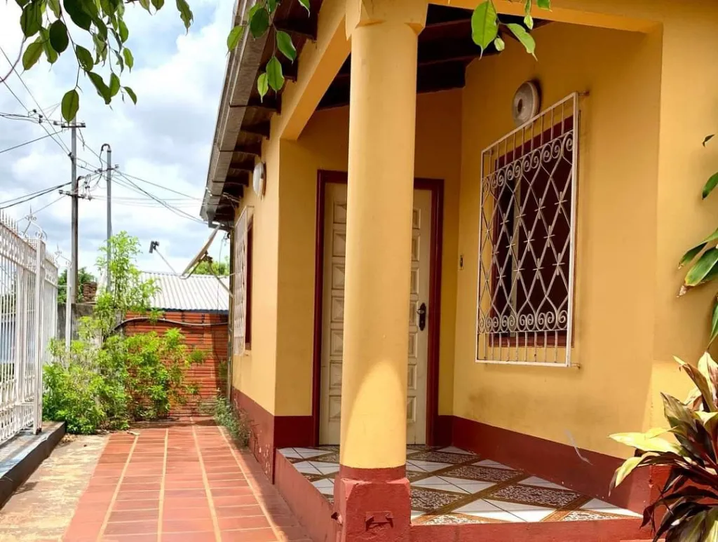 VENDO HERMOSA RESIDENCIA EN EL CENTRO MISMO DE PRESIDENTE FRANCO — foto 2
