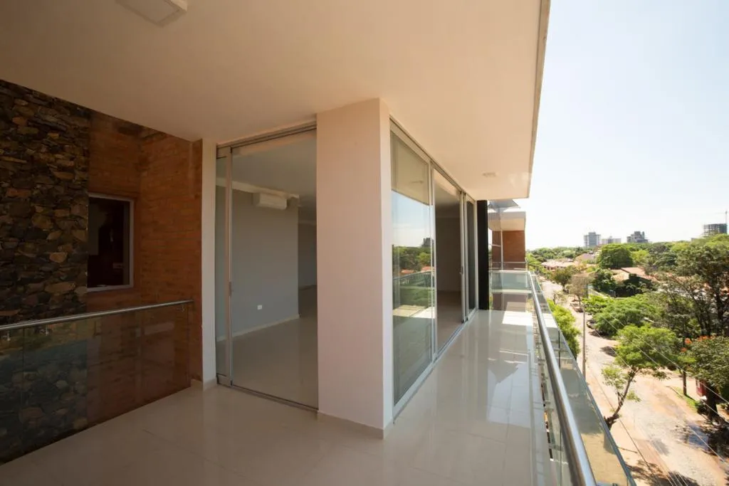Departamento 3 dmts. 2 suite, zona BCP, Molas Lopez,delujo 2 cocheras,250 Ms2 propios — foto 2