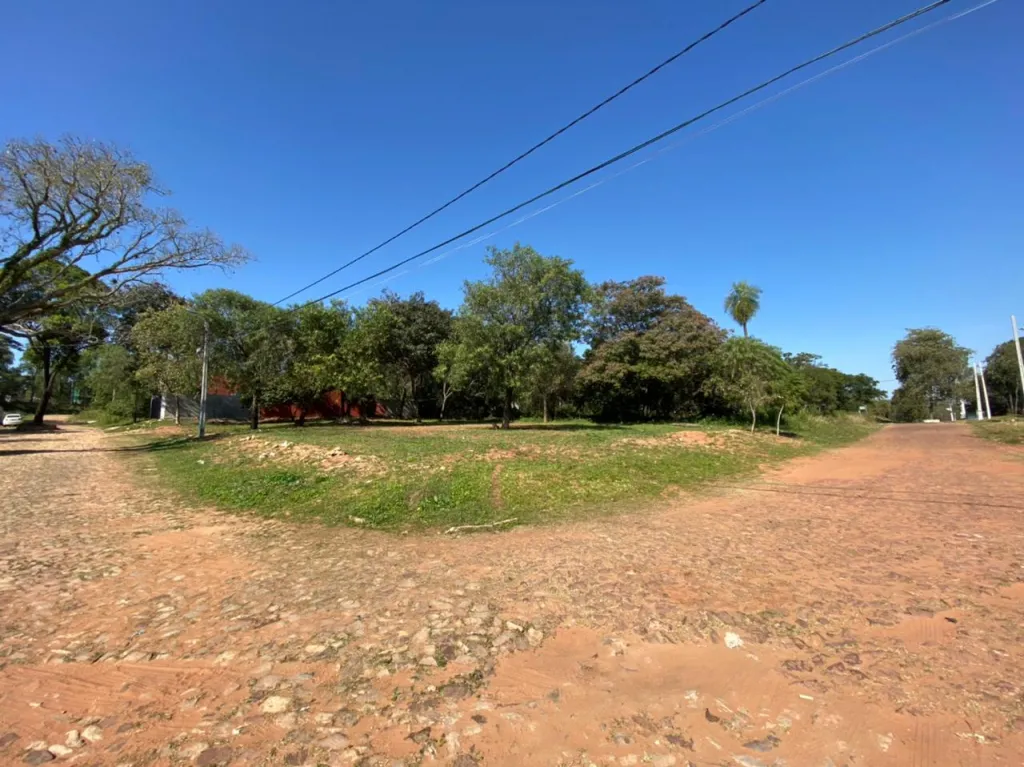 VENDO 3 TERRENOS EN ESQUINA EN LAMBARE. ZONA ALTOS DEL GOLF — foto 2