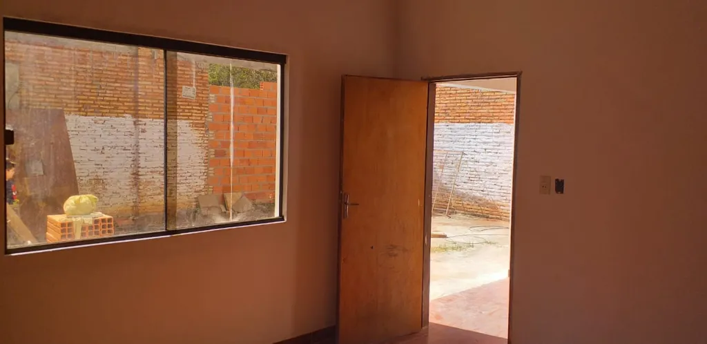 Vendo casa a ocupar, refaccionar o demoler en Luque a 50 mts. de la Avda. Rosario — foto 2