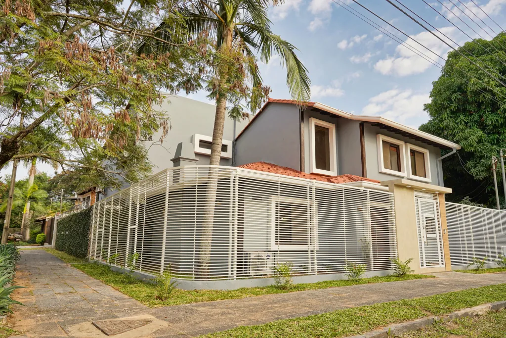 AMPLIA Y HERMOSA RESIDENCIA EN VENTA. ZONA LA RESIDENTA. LUQUE — foto 2