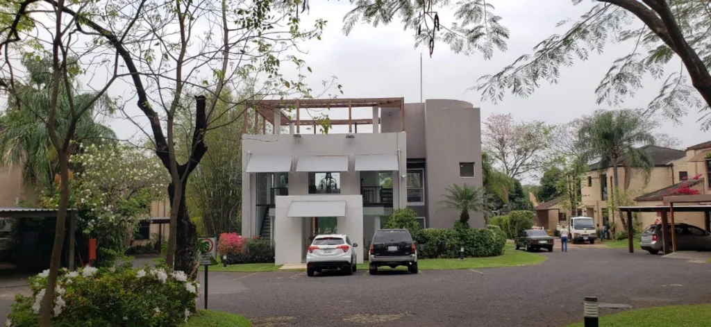 COND. BOTÁNICA 3: LUJOSA RESIDENCIA, 4 SUITES, CATEGORÍA VIP, JARDÍN, PISCINA – 5.000 USD. — foto 2