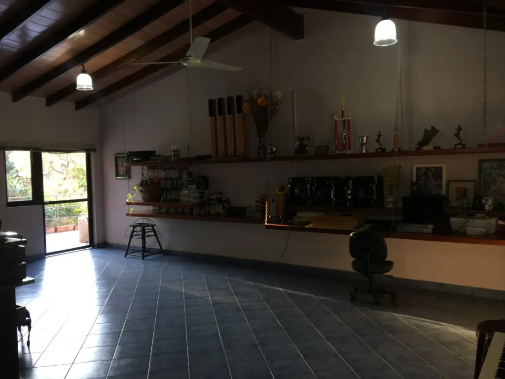 VENDO AMPLIA RESIDENCIA EN VILLA MORRA — foto 3
