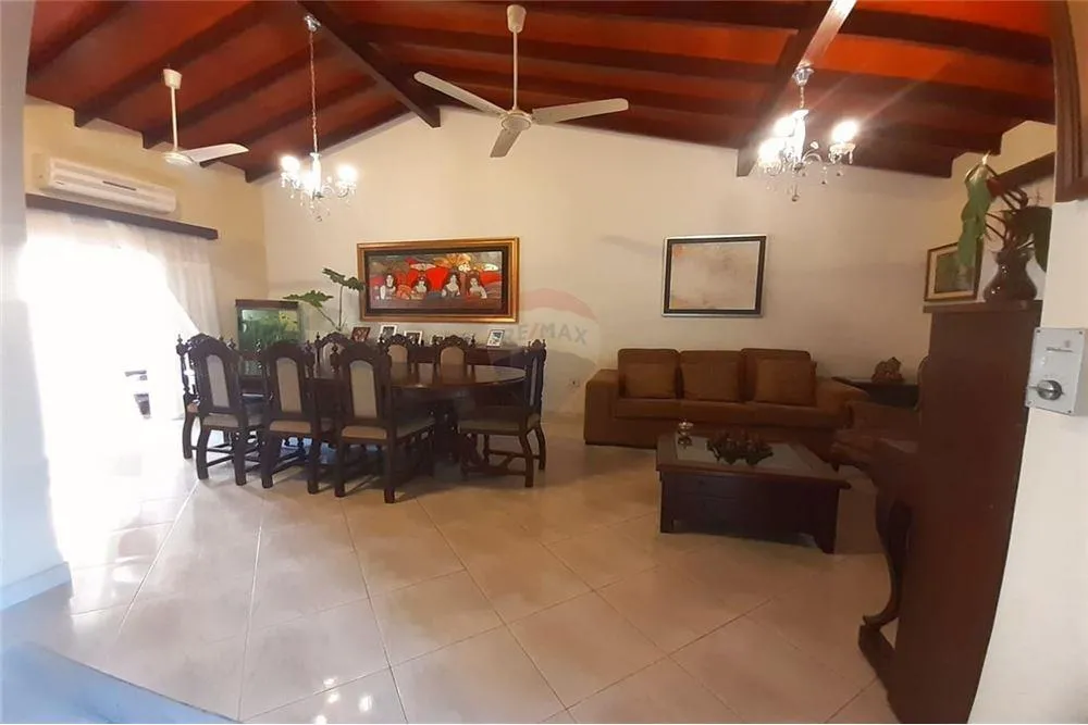 En venta hermosa Residencia con piscina en Asunción - 230.000 USD. — foto 3