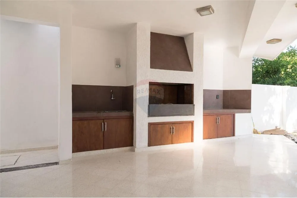 IMPORTANTE RESIDENCIA EN BARRIO HERRERA — foto 2