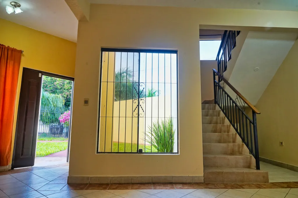 EN VENTA AMPLIA CASA EN FERNANDO DE LA MORA — foto 2