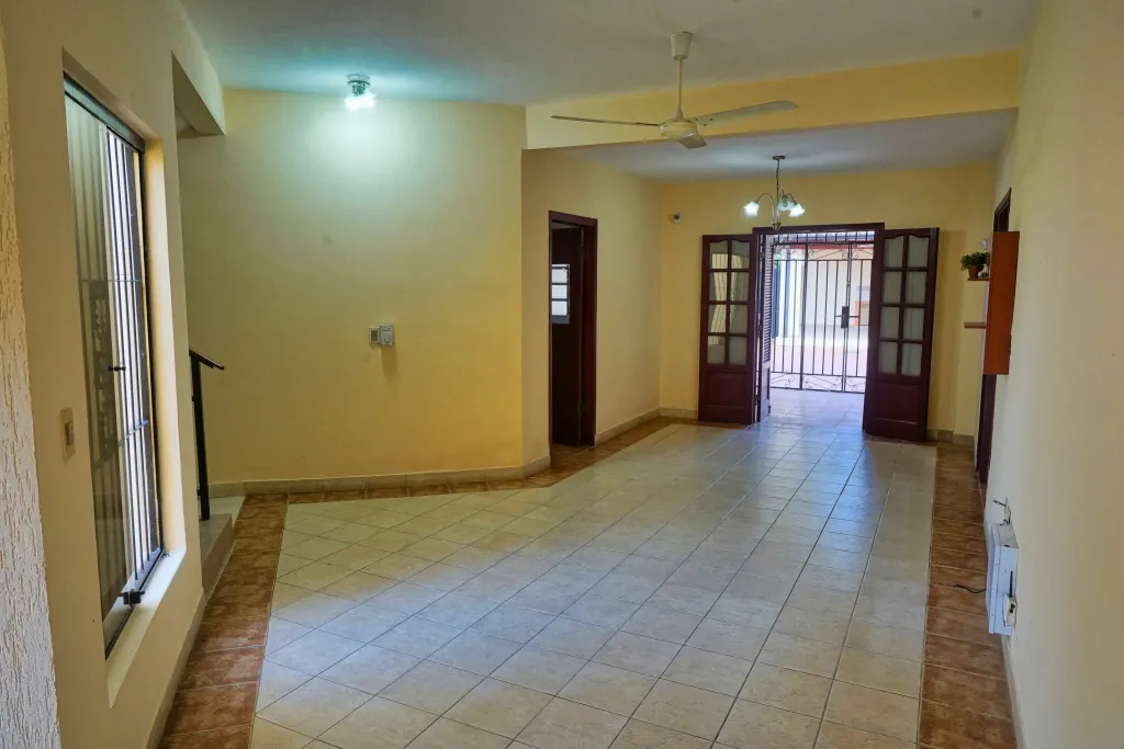 EN VENTA AMPLIA CASA EN FERNANDO DE LA MORA — foto 3