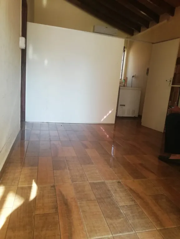 Vendo casa en amplio terreno de 560m2 en barrio las colinas LOMA PYTA, a pasos transchaco — foto 2