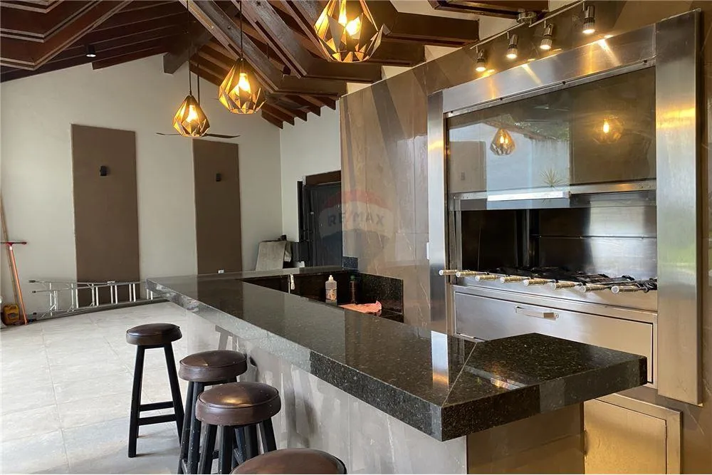 Vendo hermosa y amplia Residencia en Asunción - 450.000 USD. — foto 3