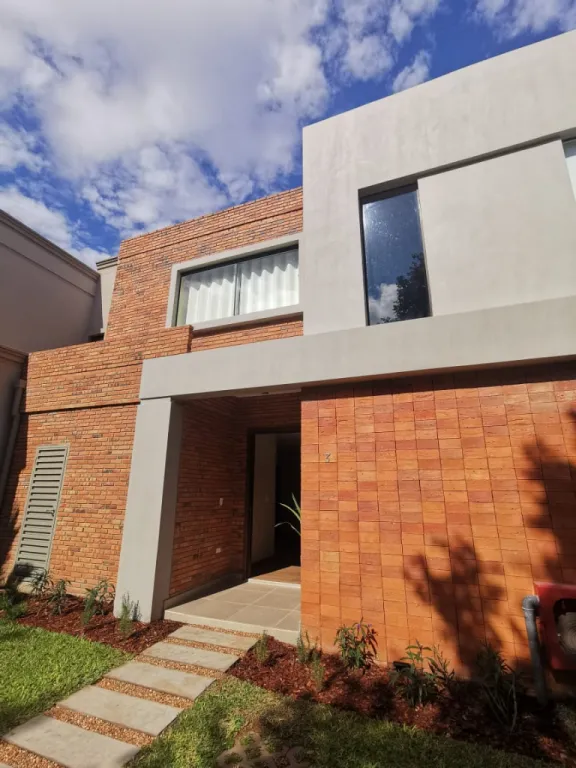 LUQUE – BOURBON – CONMEBOL: ALQUILO DÚPLEX, 3 DORMITORIOS, 1.000 USD. — foto 2